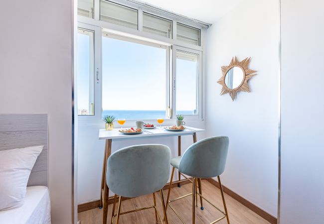 Estudio en Benalmádena - JAVIER- Estudio en las Naciones con vistas al mar