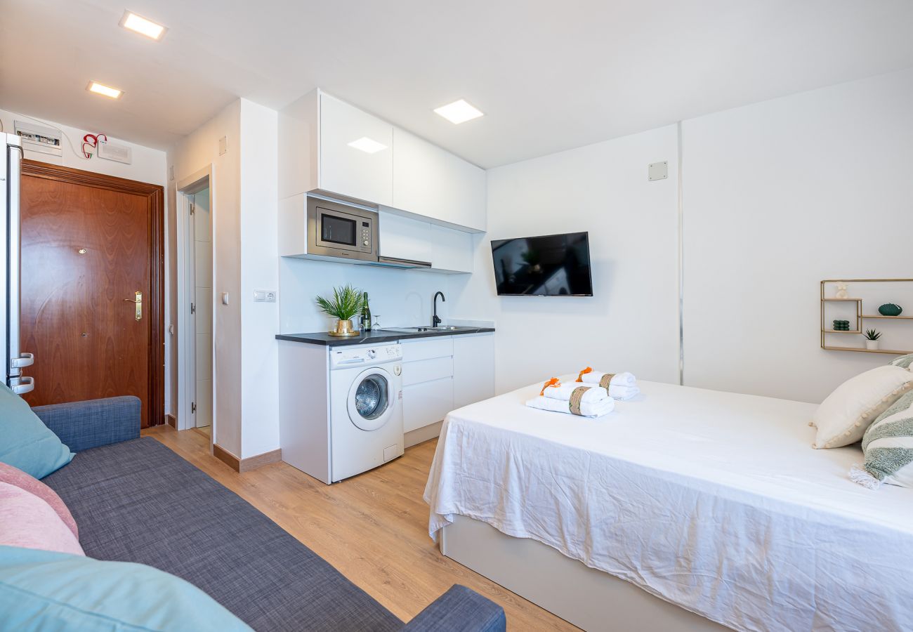 Estudio en Benalmádena - JAVIER- Estudio en las Naciones con vistas al mar