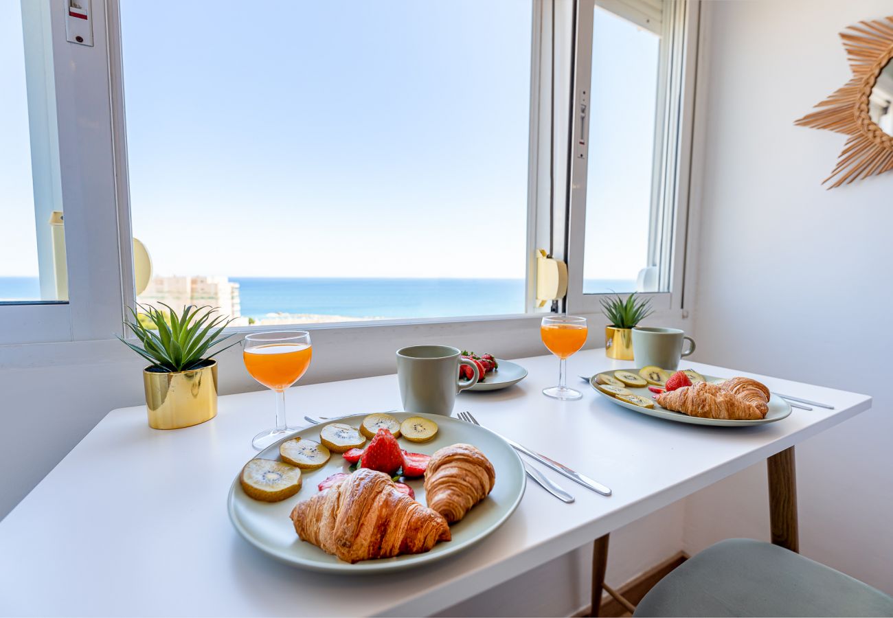 Estudio en Benalmádena - JAVIER- Estudio en las Naciones con vistas al mar