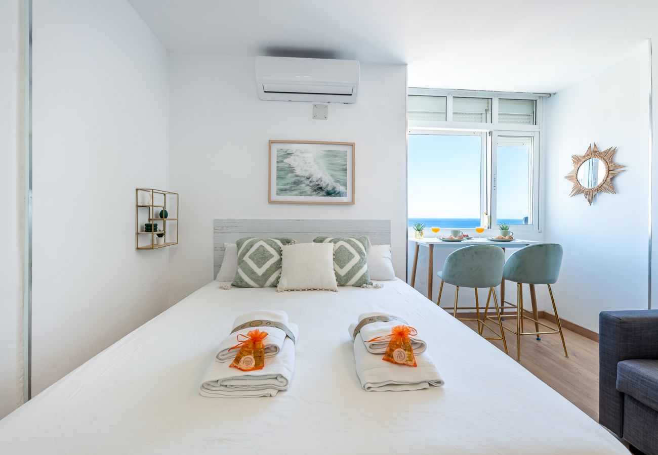 Estudio en Benalmádena - JAVIER- Estudio en las Naciones con vistas al mar