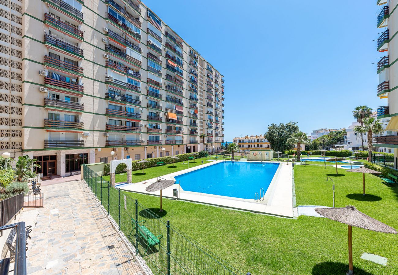 Estudio en Benalmádena - JAVIER- Estudio en las Naciones con vistas al mar