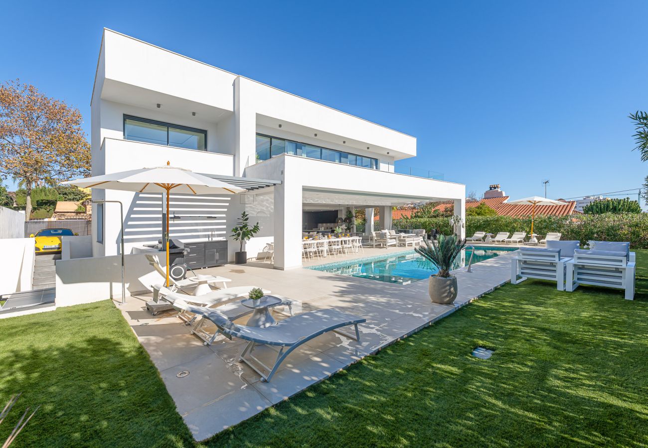 Villa en Benalmádena - Lujosa y moderna villa en Puerto marina. 