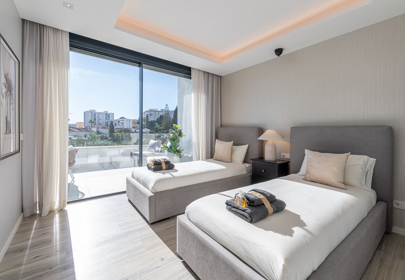 Villa en Benalmádena - Lujosa y moderna villa en Puerto marina. 