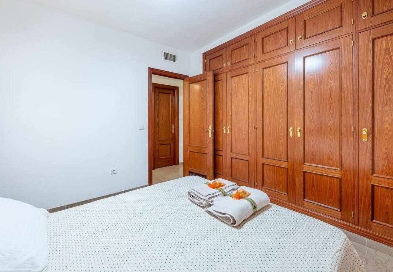 Apartamento en Benalmádena - Espacioso piso cerca de la playa y puerto marina 