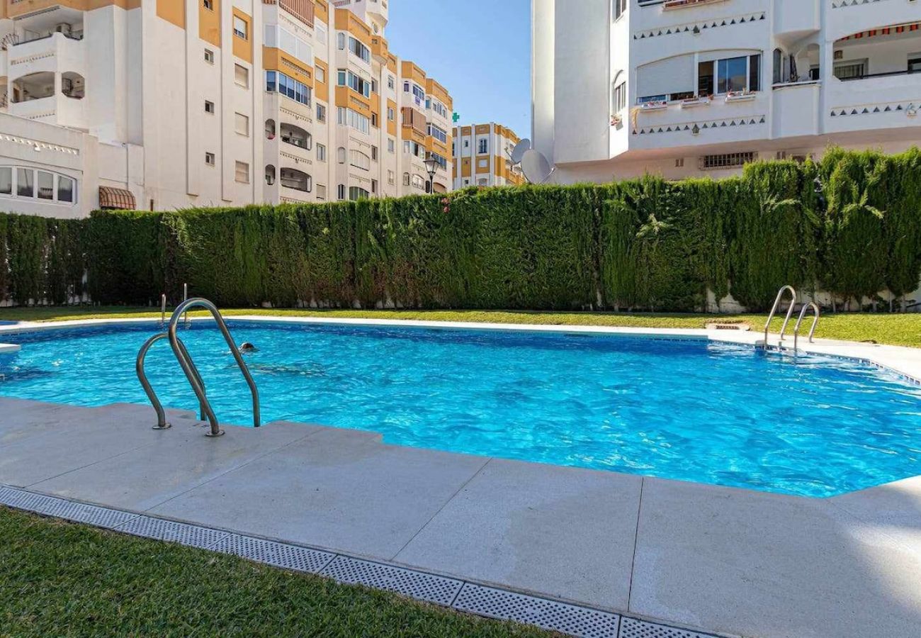 Apartamento en Benalmádena - Amplio piso para 4 en el centro de Arroyo de la Miel 