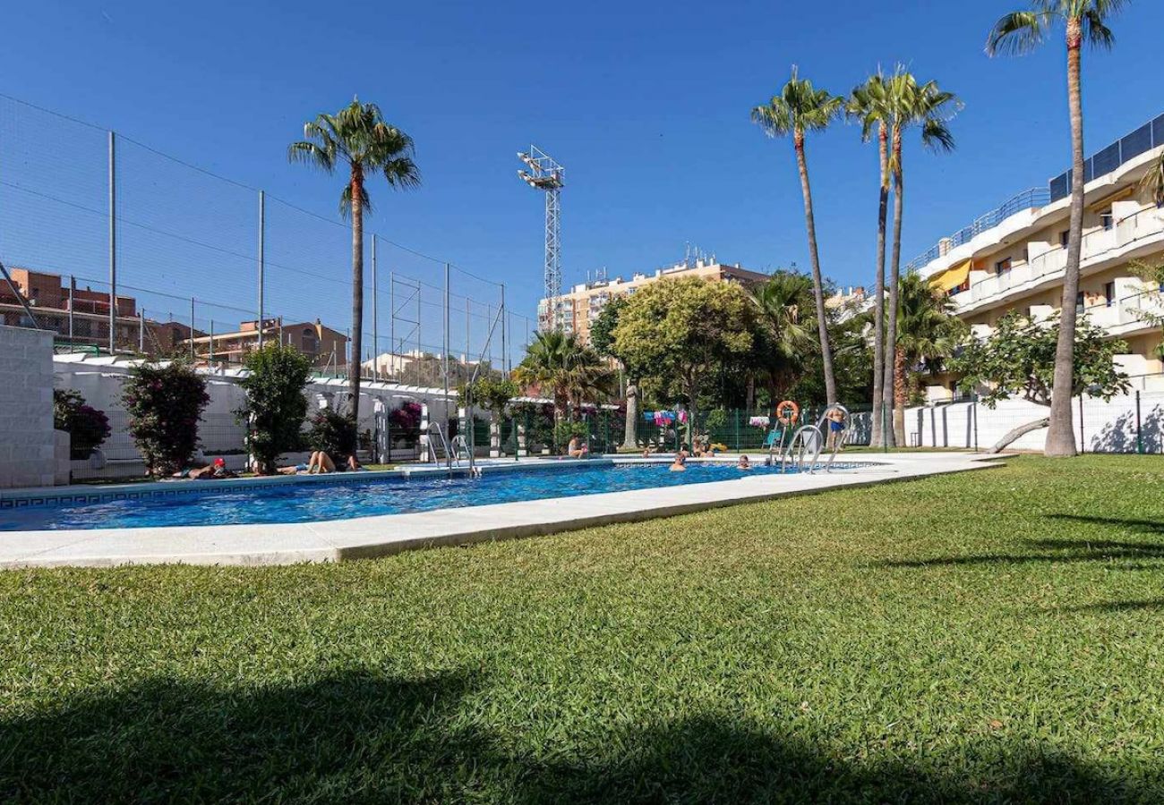 Apartamento en Benalmádena - Amplio piso para 4 en el centro de Arroyo de la Miel 