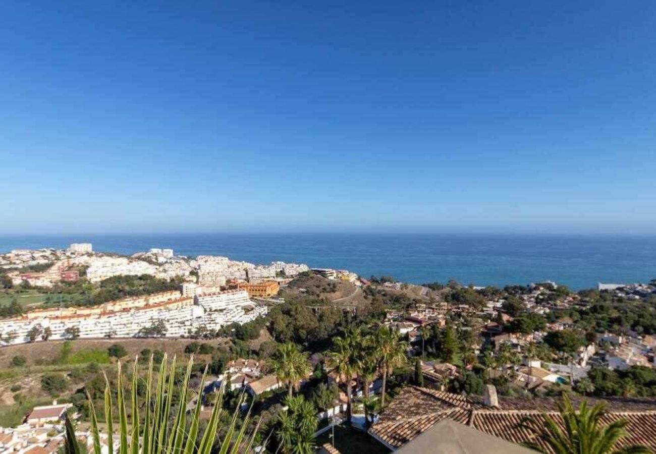 Apartamento en Benalmádena - Lujoso piso para 5 con vistas al mar y piscina 