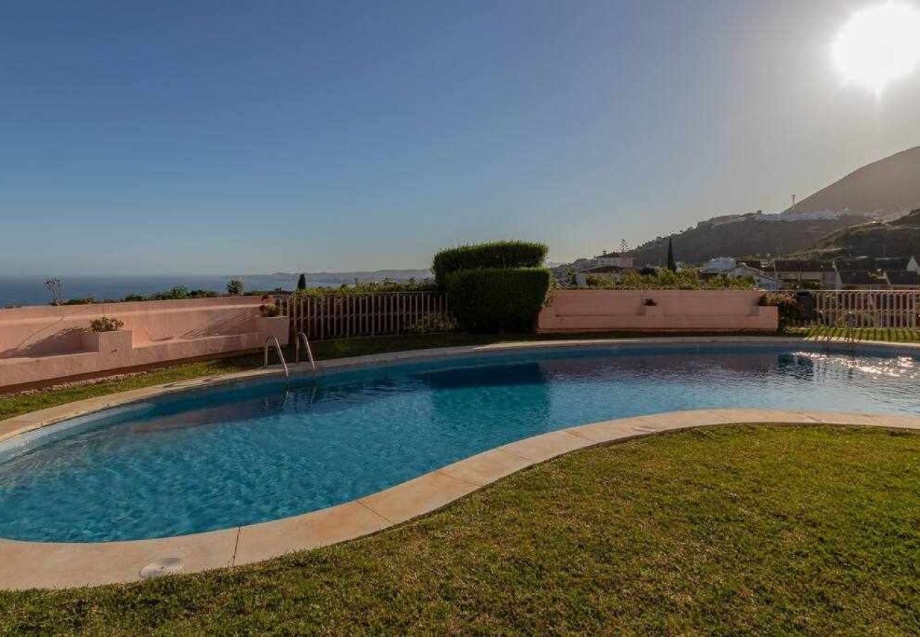 Apartamento en Benalmádena - Lujoso piso para 5 con vistas al mar y piscina 