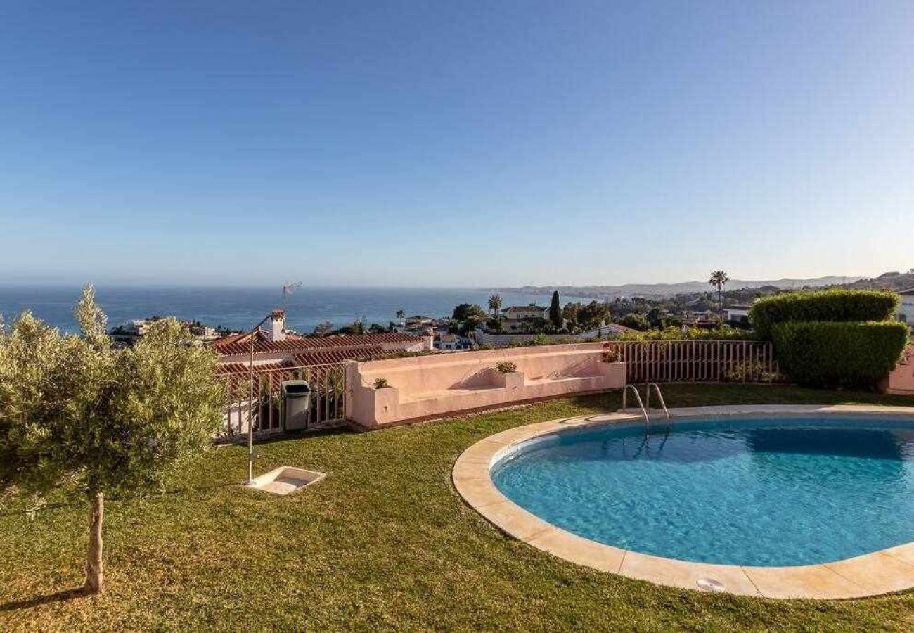 Apartamento en Benalmádena - Lujoso piso para 5 con vistas al mar y piscina 