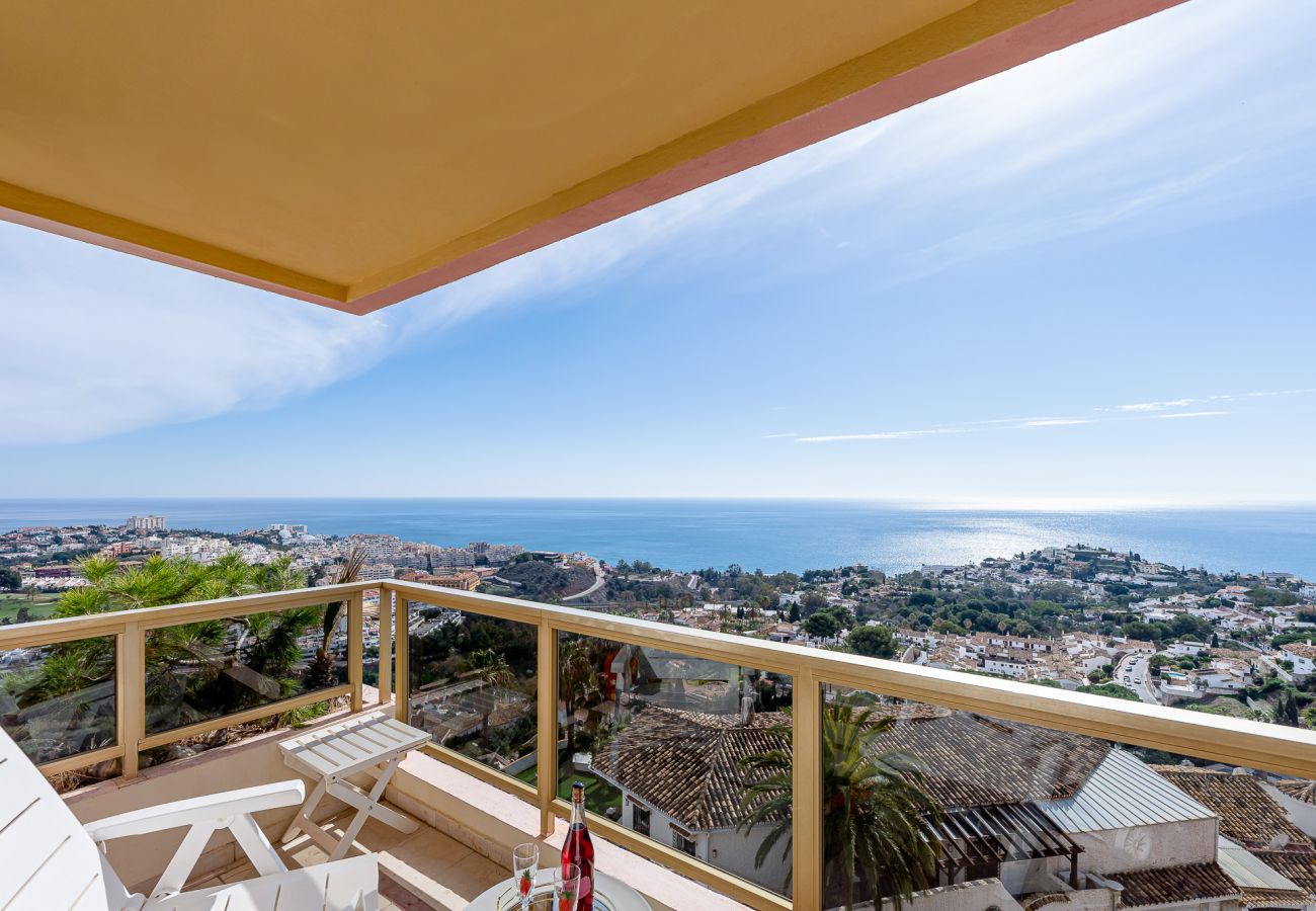 Apartamento en Benalmádena - Lujoso piso para 5 con vistas al mar y piscina 