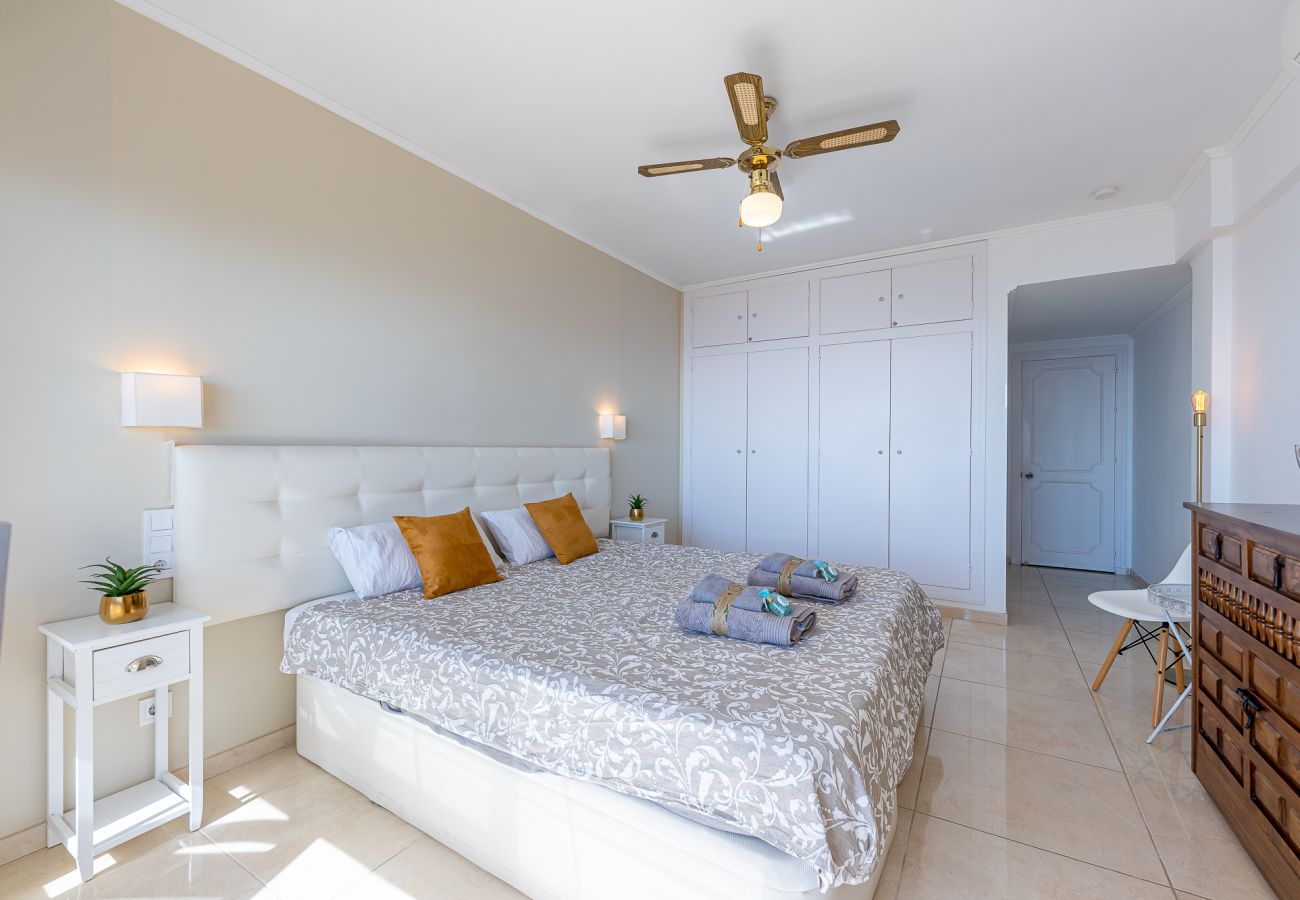 Apartamento en Benalmádena - Lujoso piso para 5 con vistas al mar y piscina 