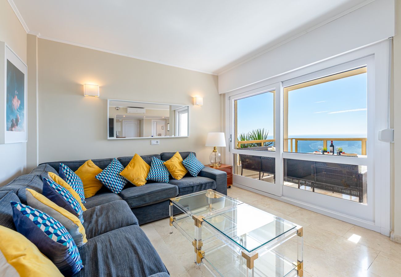 Apartamento en Benalmádena - Lujoso piso para 5 con vistas al mar y piscina 