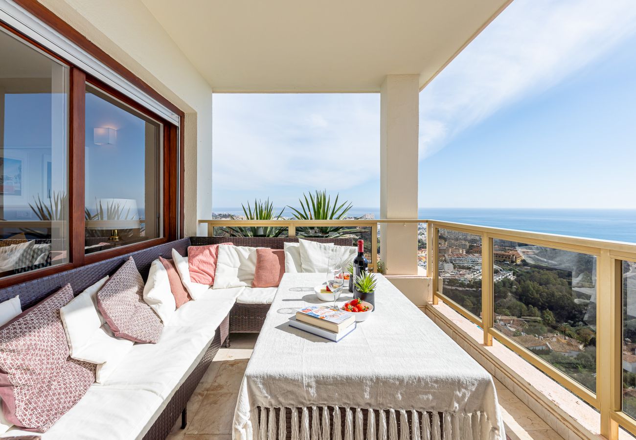 Apartamento en Benalmádena - Lujoso piso para 5 con vistas al mar y piscina 