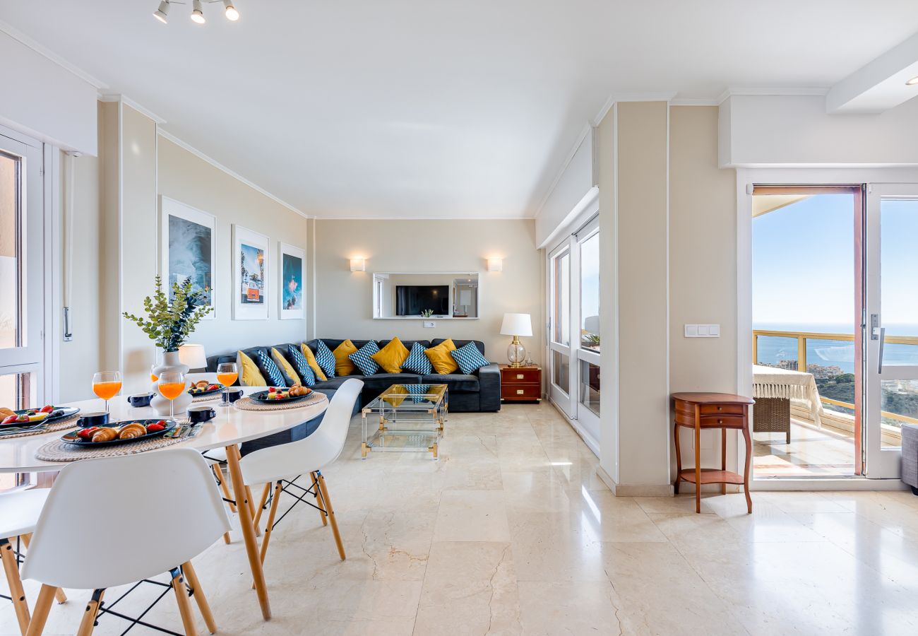 Apartamento en Benalmádena - Lujoso piso para 5 con vistas al mar y piscina 