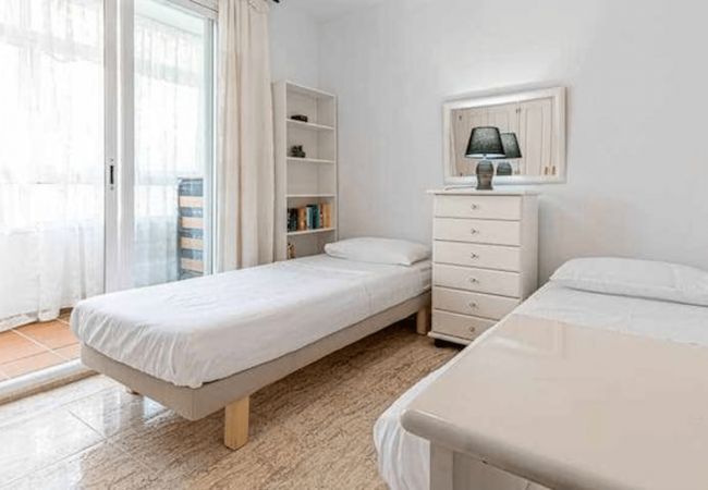 Apartamento en Benalmádena - Piso para 4 con amplia terraza al jardin y al mar 