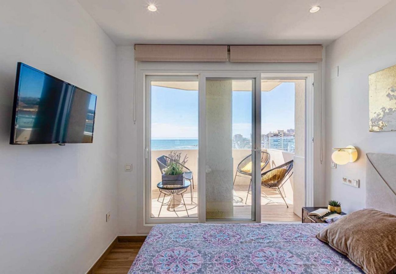 Apartamento en Benalmádena - Benalbeach- Moderno piso para 5 con vistas al mar 