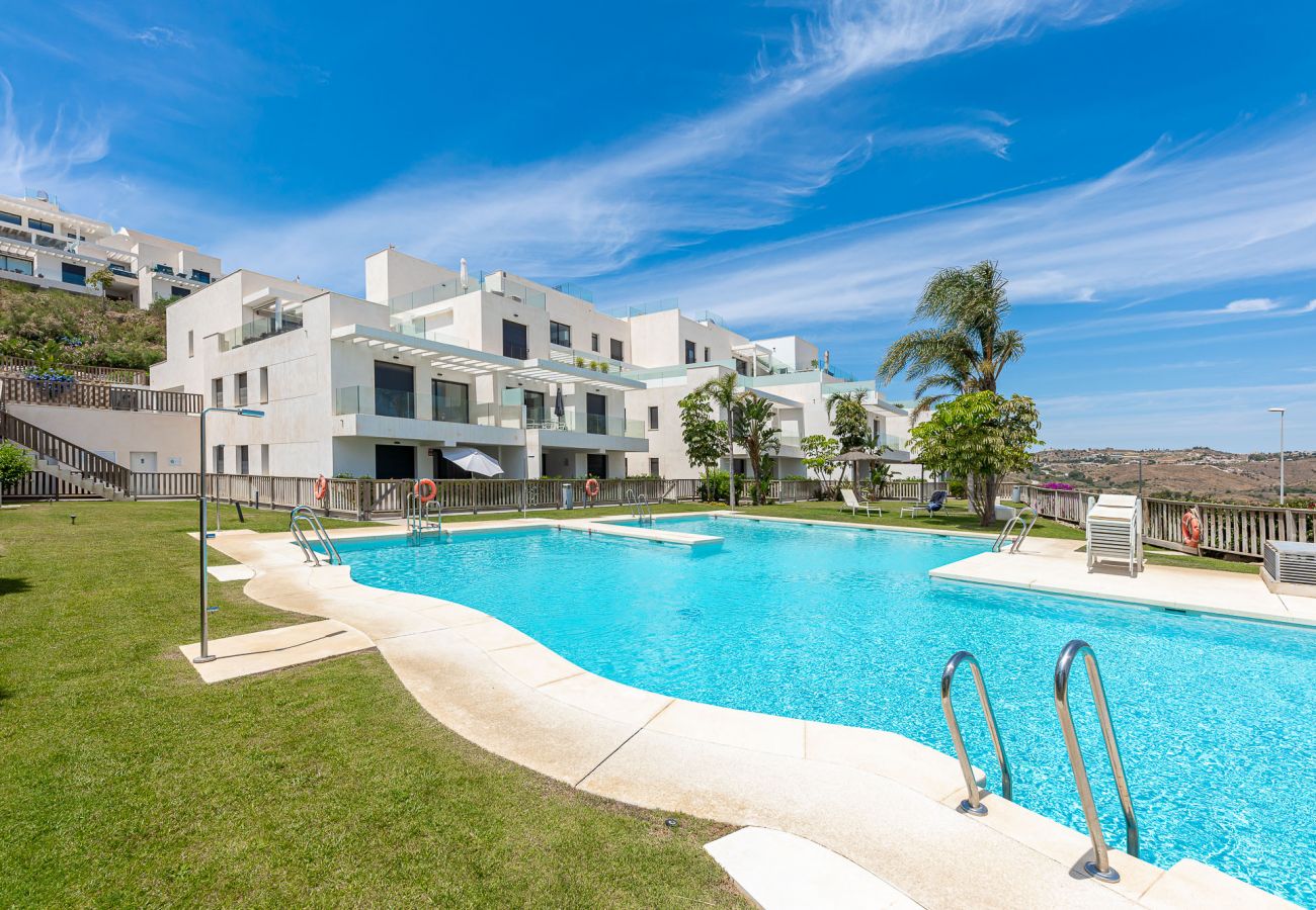 Apartamento en La Cala de Mijas - Moderno piso con vistas al golf y mar