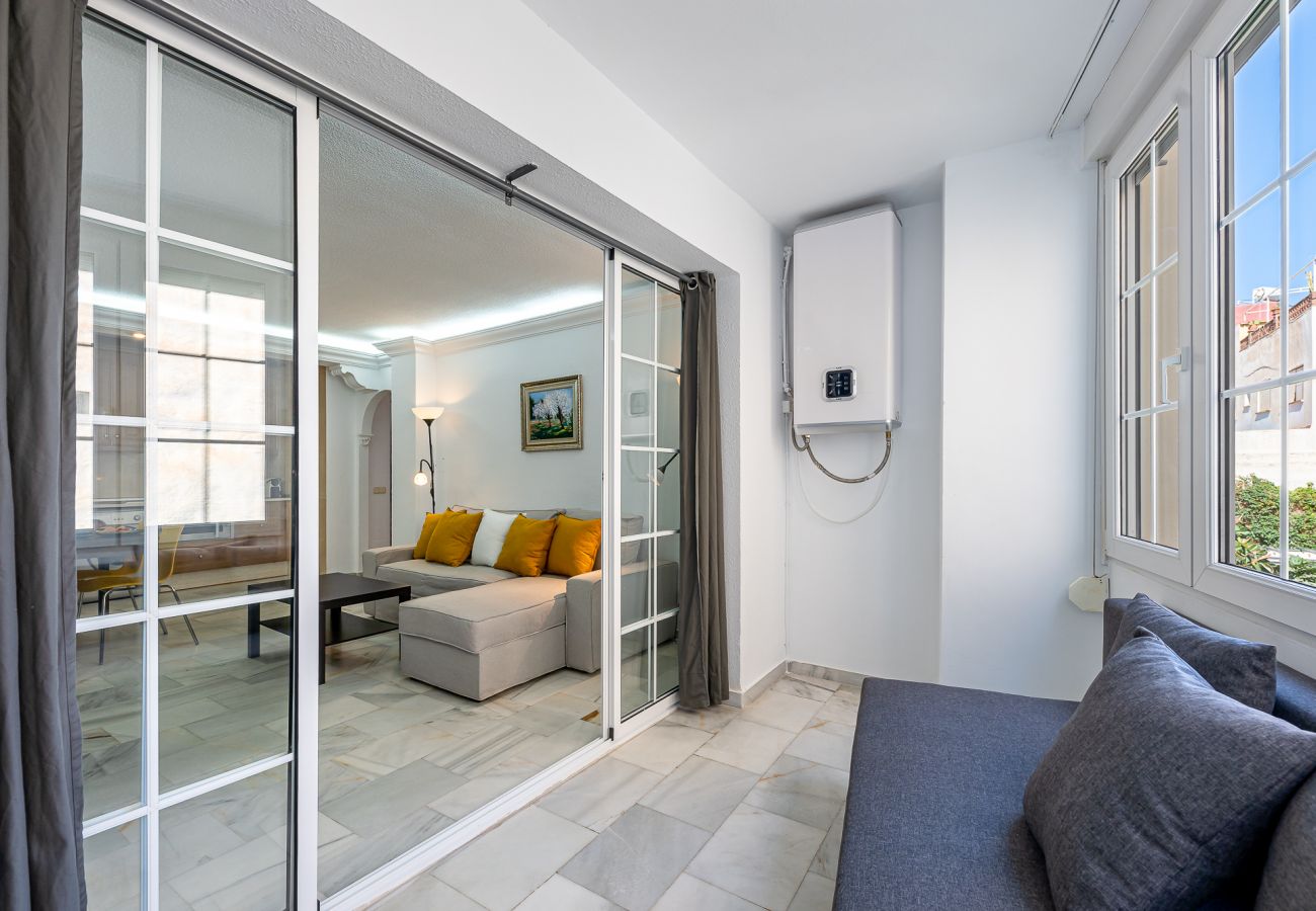 Apartamento en Torremolinos - Piso para 3 en la Carihuela con piscina 