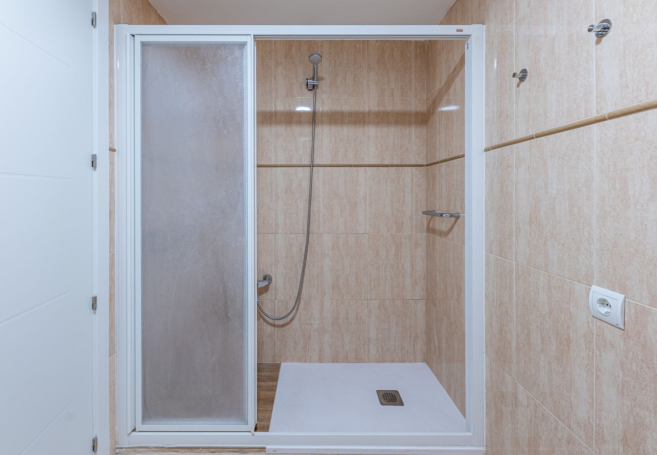 Apartamento en Torremolinos - Piso reformado con amplia terraza Carihuela 