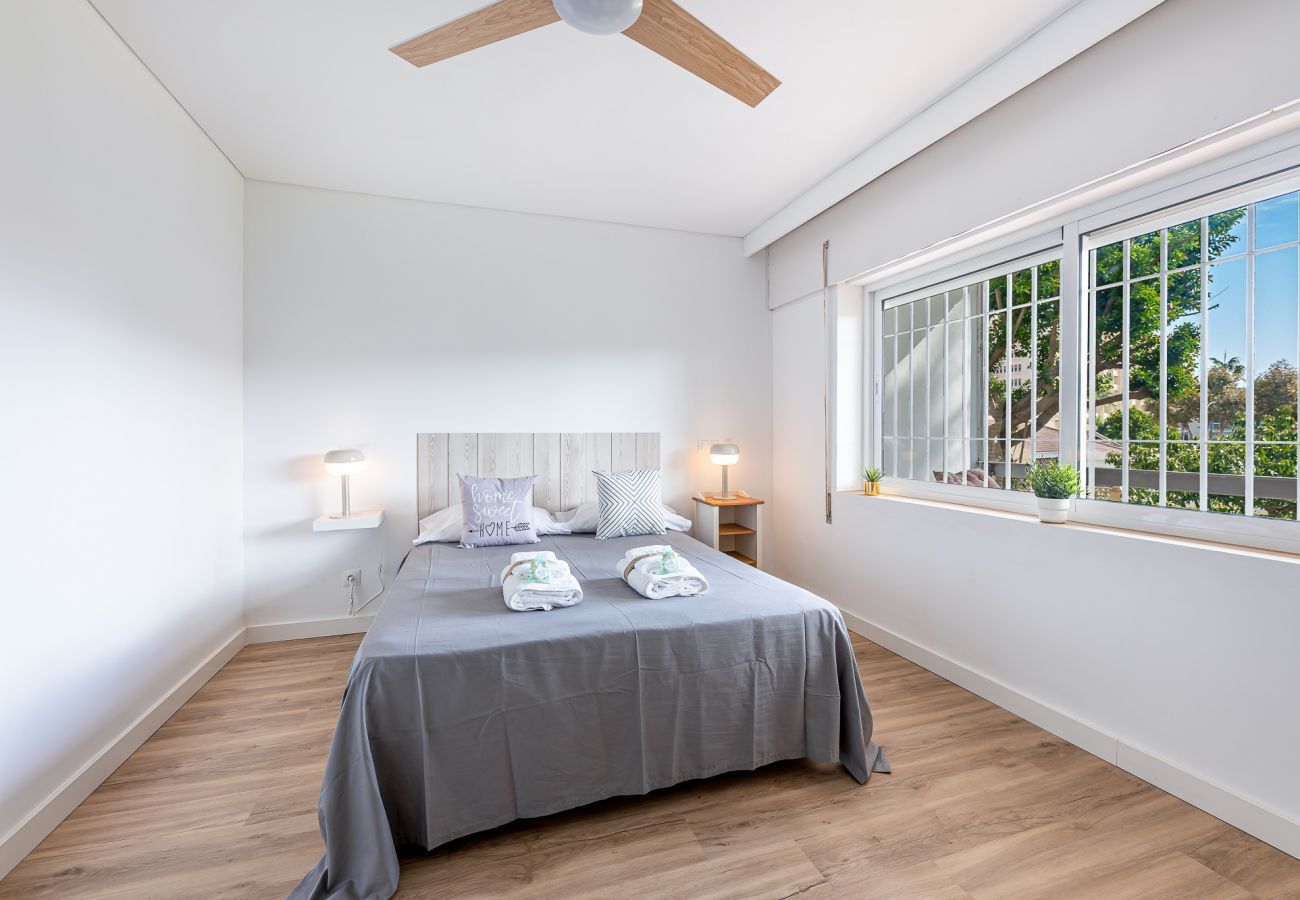 Apartamento en Torremolinos - Piso reformado con amplia terraza Carihuela 