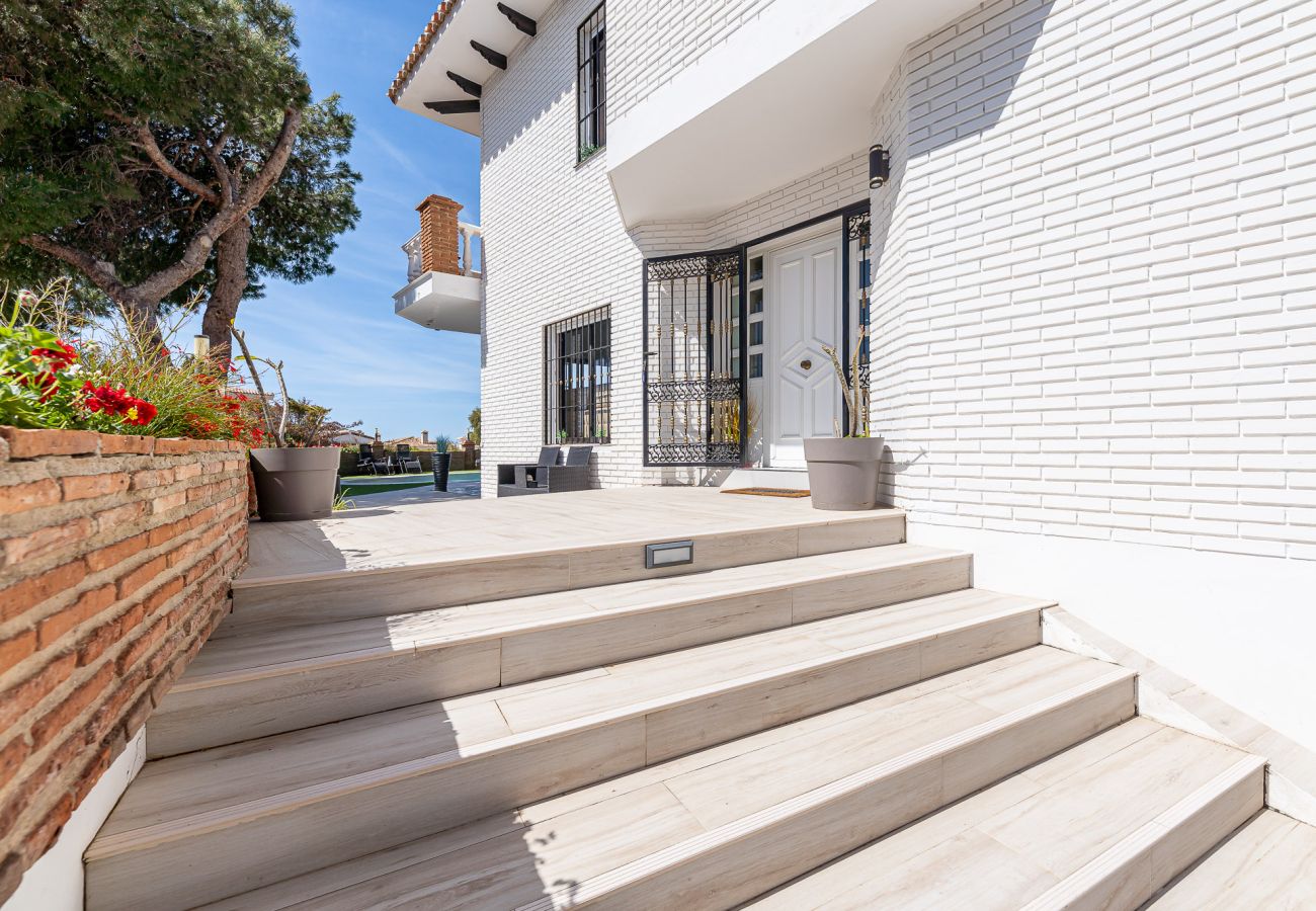 Villa en Fuengirola - Estilosa Villa en Benalmadena para 8 