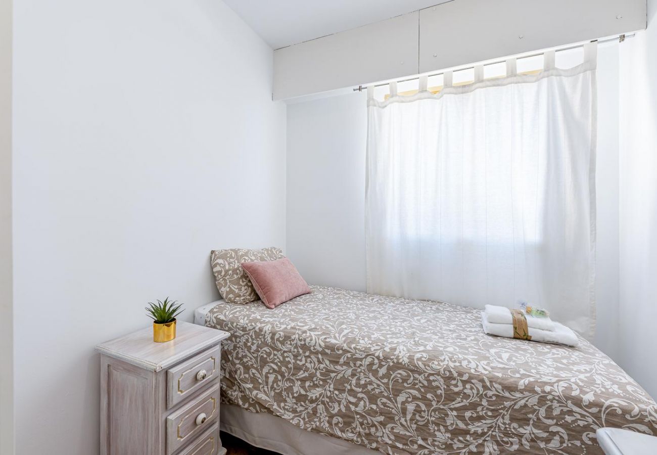 Apartment in Torremolinos - TIKI 1- Amplio piso con terraza en primera linea