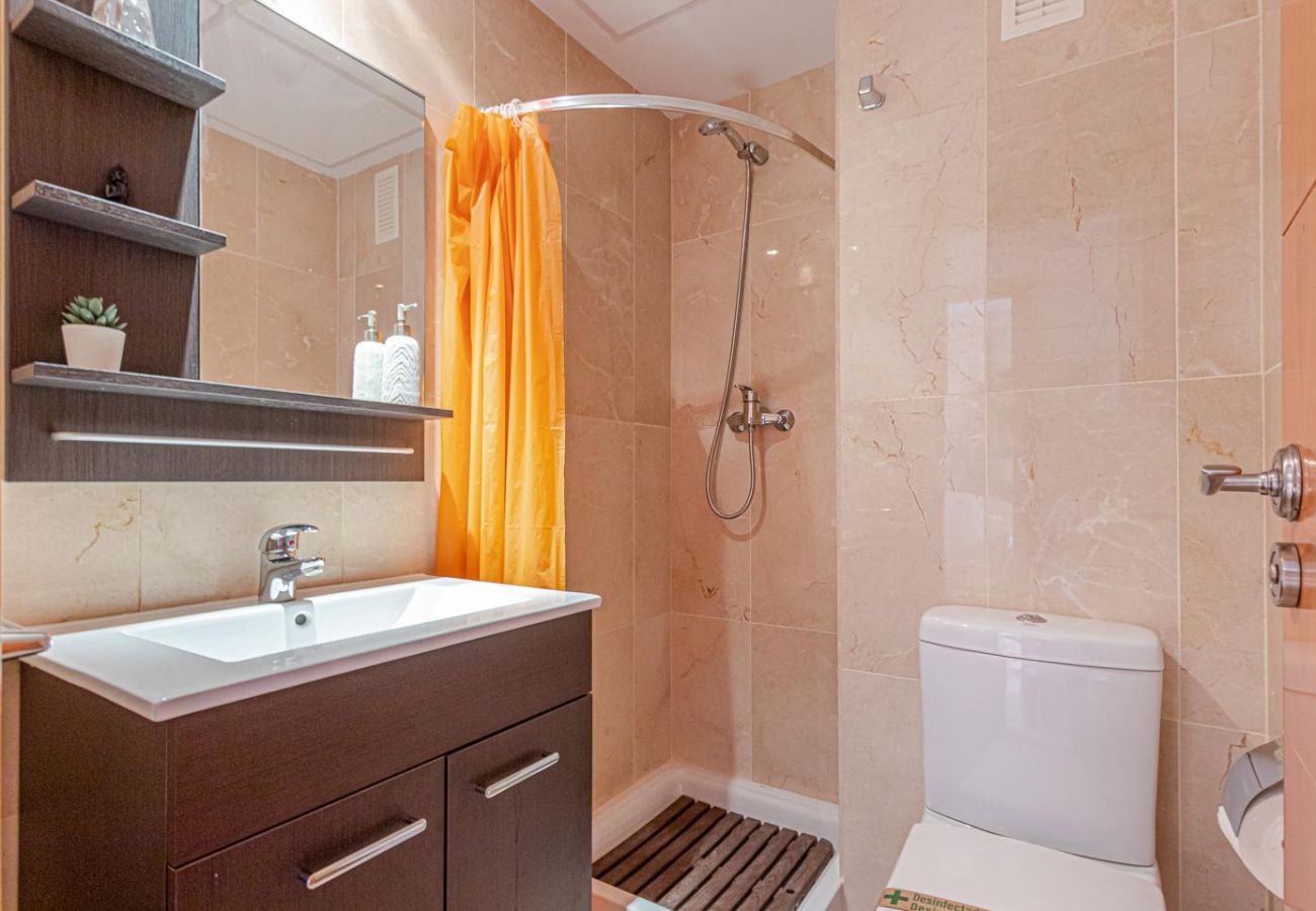 Apartment in Benalmádena - 1 MES FIANZA, 1 MES COMISION, 1 MES CORRIENTE, IDEAL ALGUIEN HASTA 01 MAYO