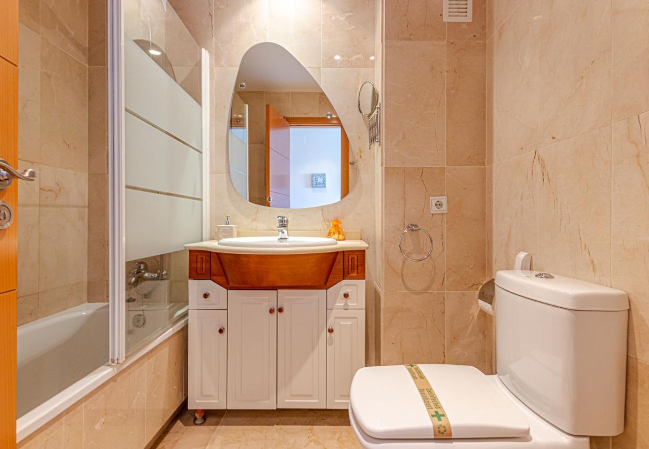 Apartment in Benalmádena - 1 MES FIANZA, 1 MES COMISION, 1 MES CORRIENTE, IDEAL ALGUIEN HASTA 01 MAYO