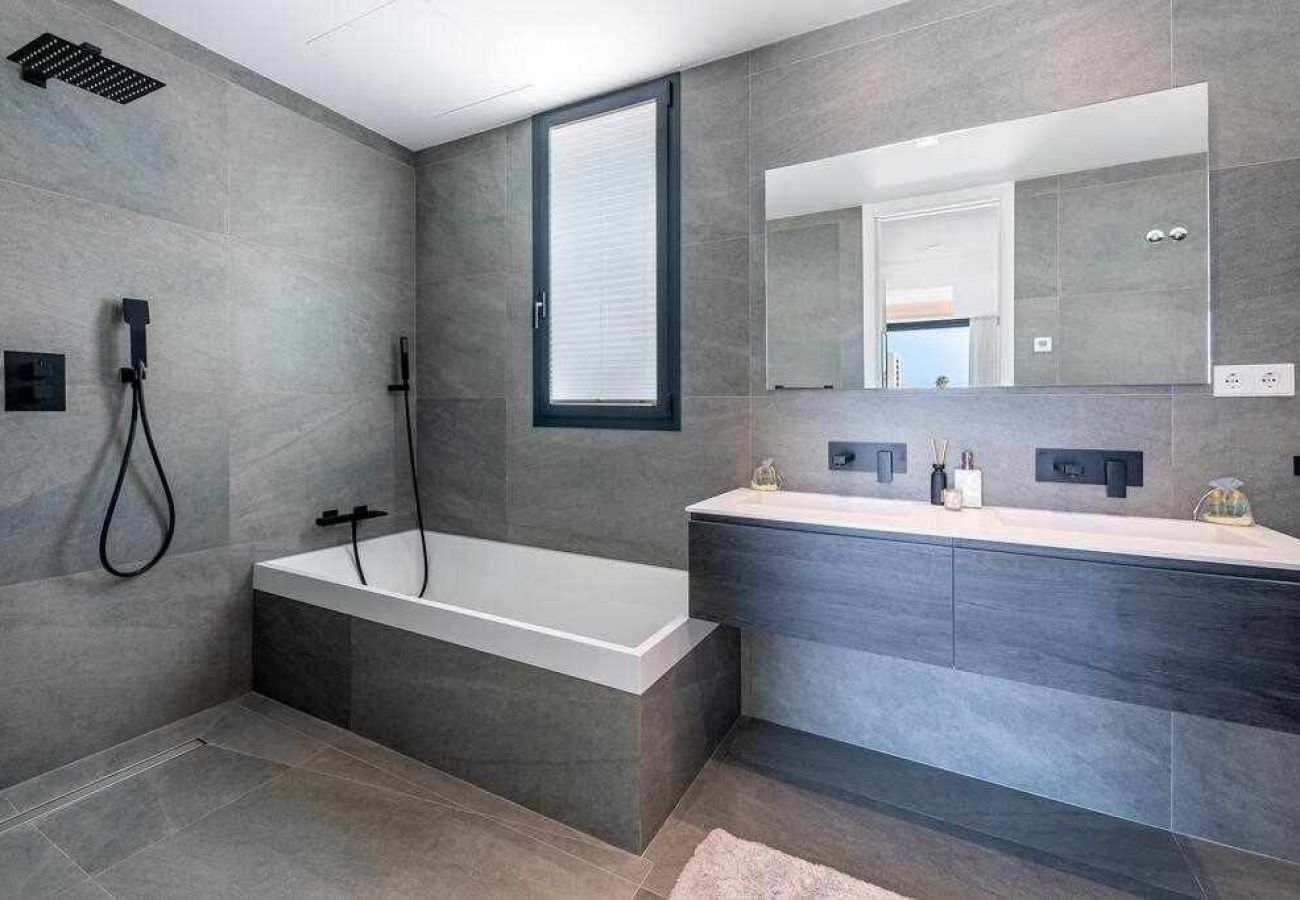 Villa in Benalmádena - Luxury and modern villa in Puerto Marina 