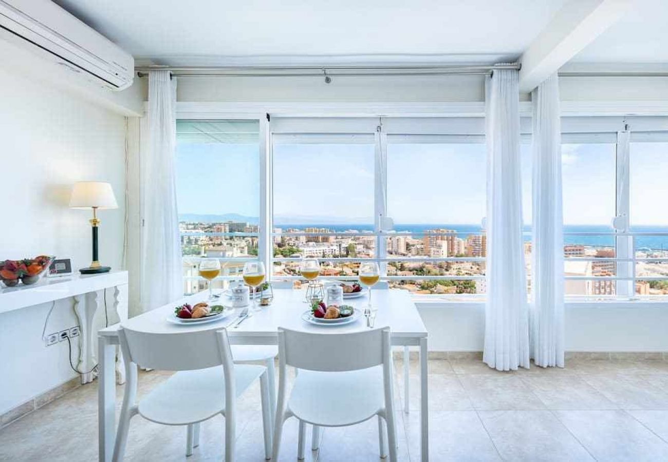 Apartment in Benalmádena - Espectacular piso con vista al mar y al puerto. 