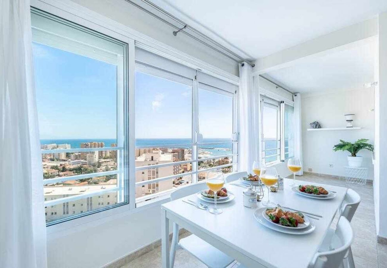 Apartment in Benalmádena - Espectacular piso con vista al mar y al puerto. 