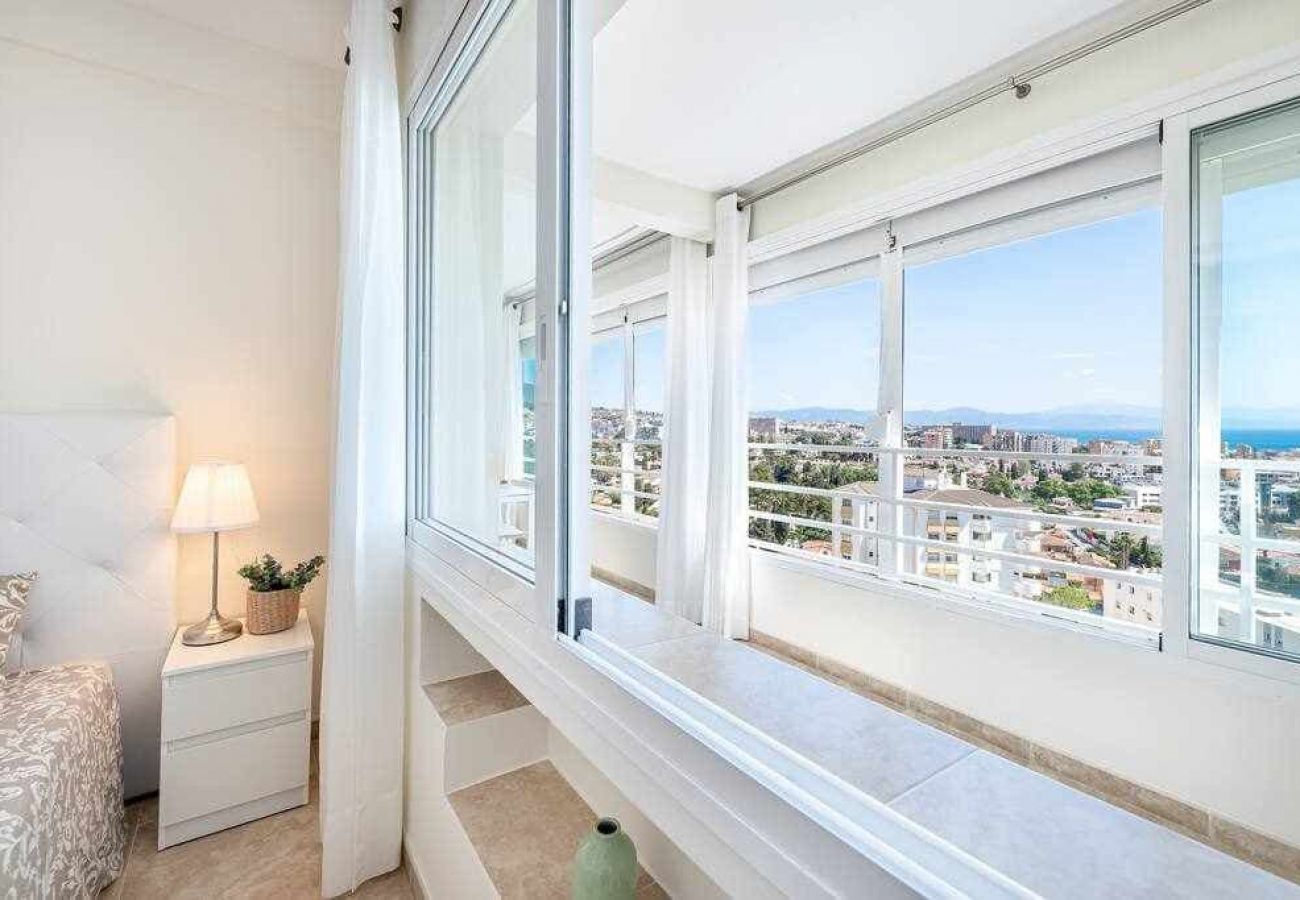 Apartment in Benalmádena - Espectacular piso con vista al mar y al puerto. 