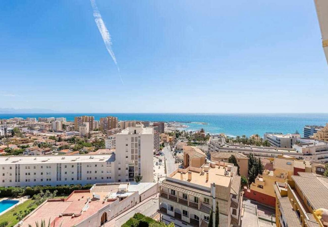 Apartment in Benalmádena - Espectacular piso con vista al mar y al puerto. 