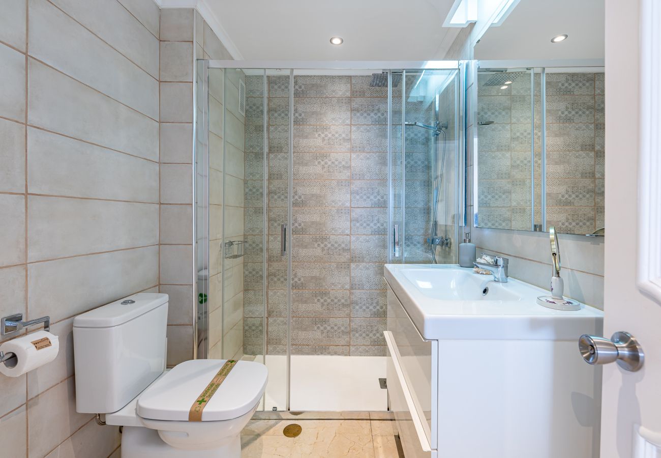 Apartment in Benalmádena - APARTAMENTO PARA 6 CON VISTAS AL MAR Y PISCINA