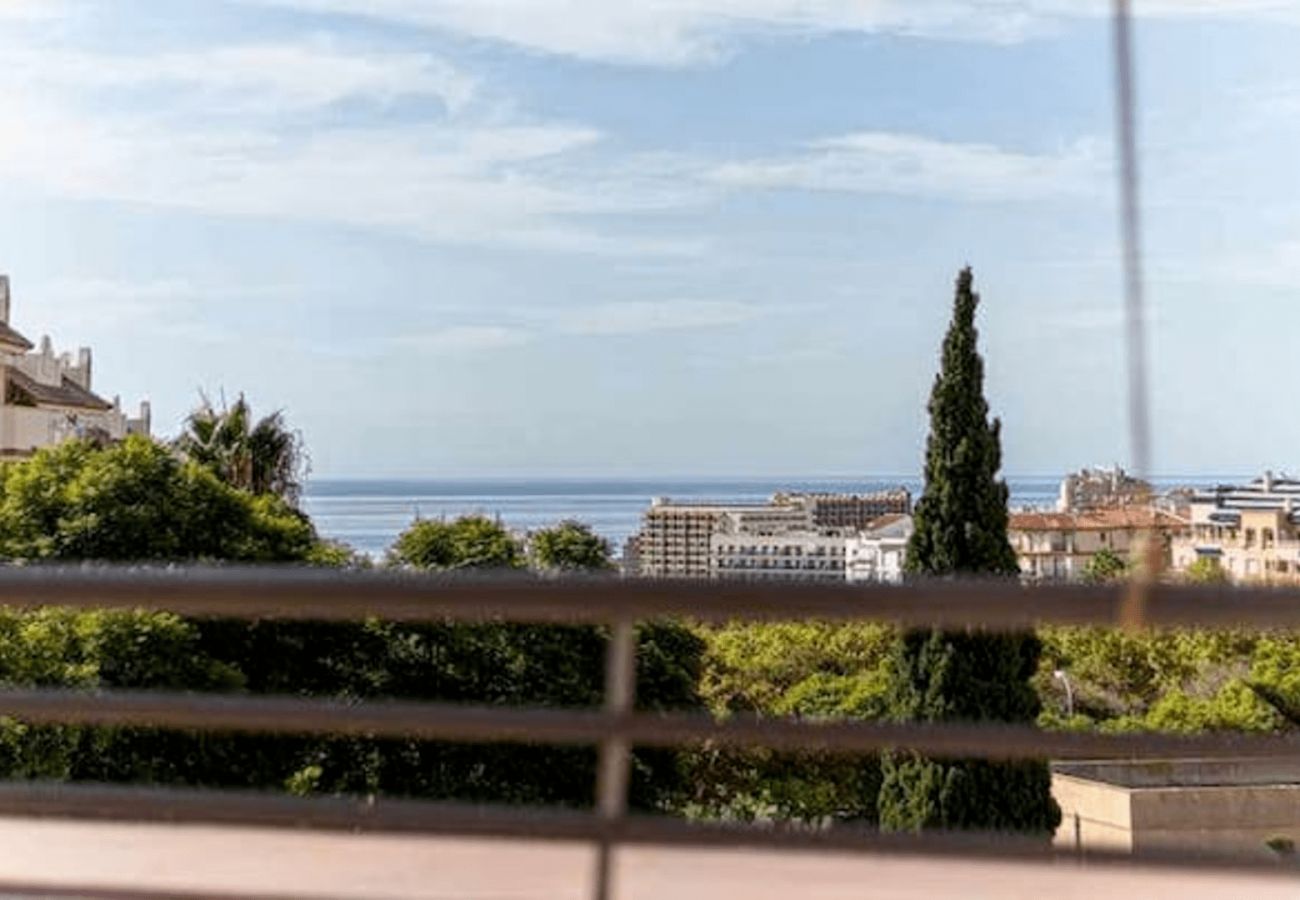 Apartment in Benalmádena - Piso para 4 con amplia terraza al jardin y al mar 