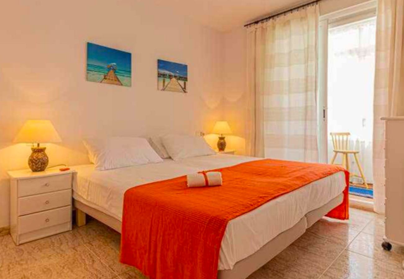 Apartment in Benalmádena - Piso para 4 con amplia terraza al jardin y al mar 