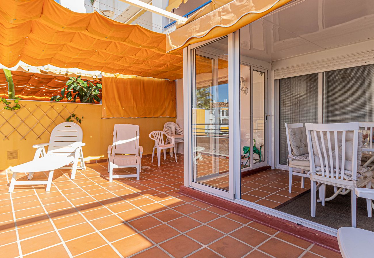 Apartment in Benalmádena - Piso para 4 con amplia terraza al jardin y al mar 