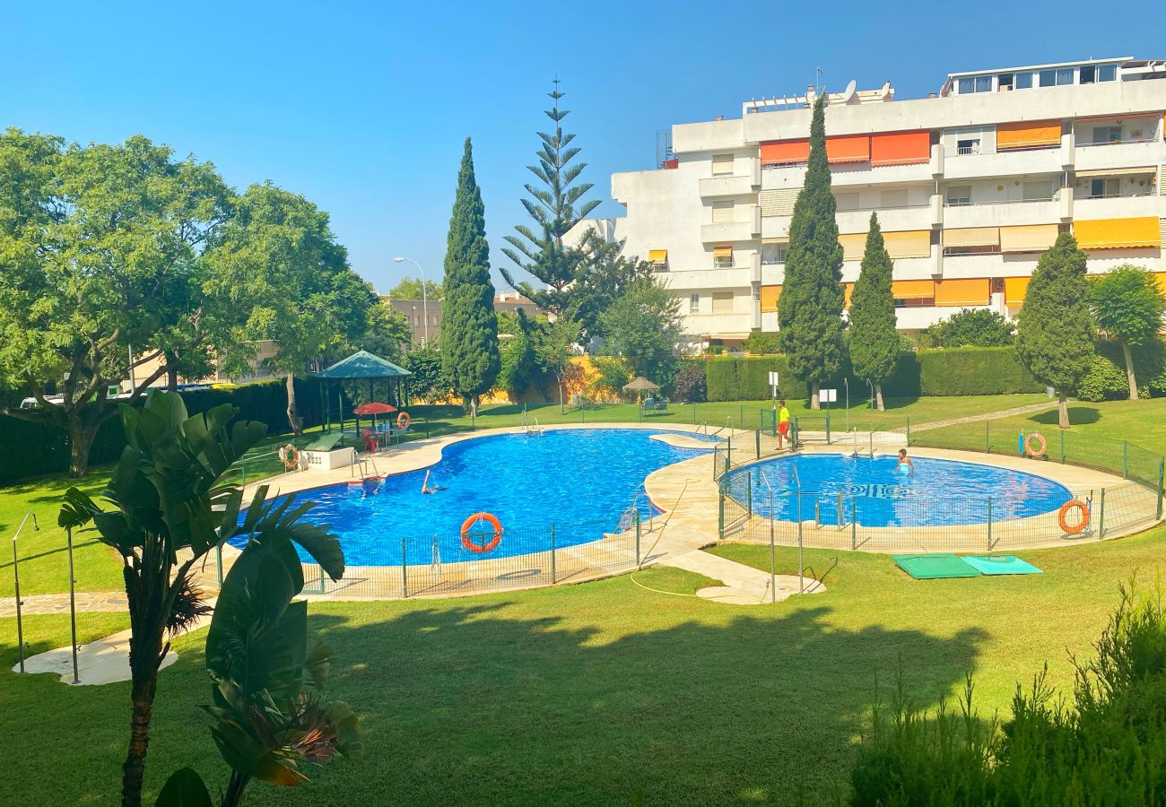 Apartment in Benalmádena - Piso para 4 con amplia terraza al jardin y al mar 