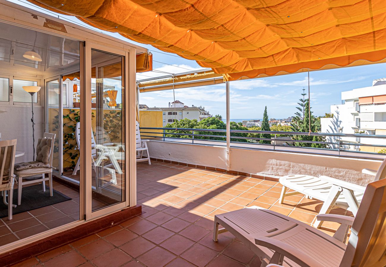 Apartment in Benalmádena - Piso para 4 con amplia terraza al jardin y al mar 