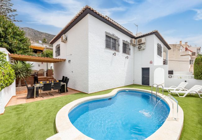 Villa/Dettached house in Benalmádena - Villa with private pool and barbecue for 8