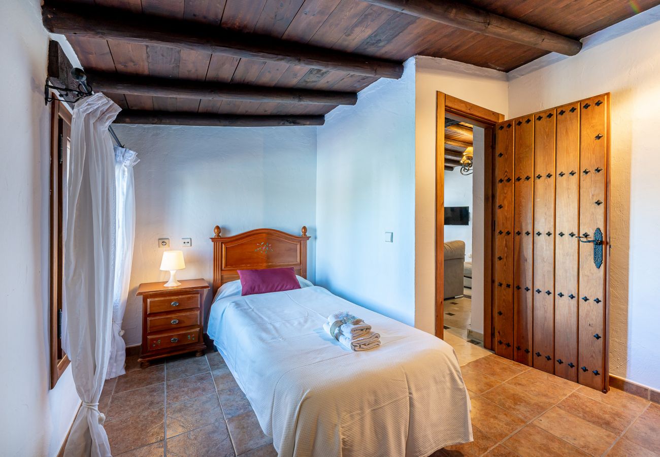 Cottage in Alhaurín el Grande - La casa del arbol Cozy rural house with pool