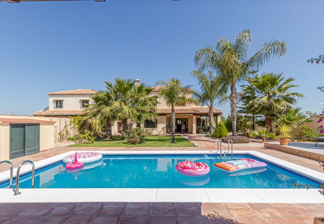 Villa/Dettached house in Alhaurin de la Torre - VILLA KARMYR - Beautiful villa with pool and garden