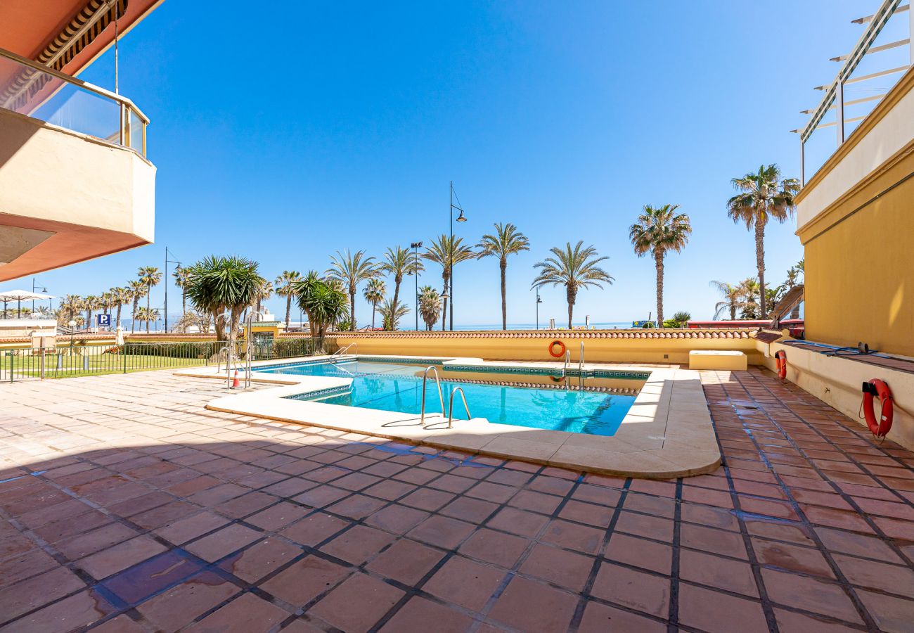 Apartment in Torremolinos - SPACIOUS APARTMENT WITH TERRACE ON THE FIRST LINE OF THE BEACH