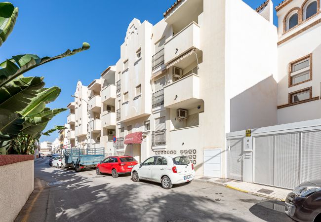 Apartment in Torremolinos - Apartment for 4 in La Carihuela with pool