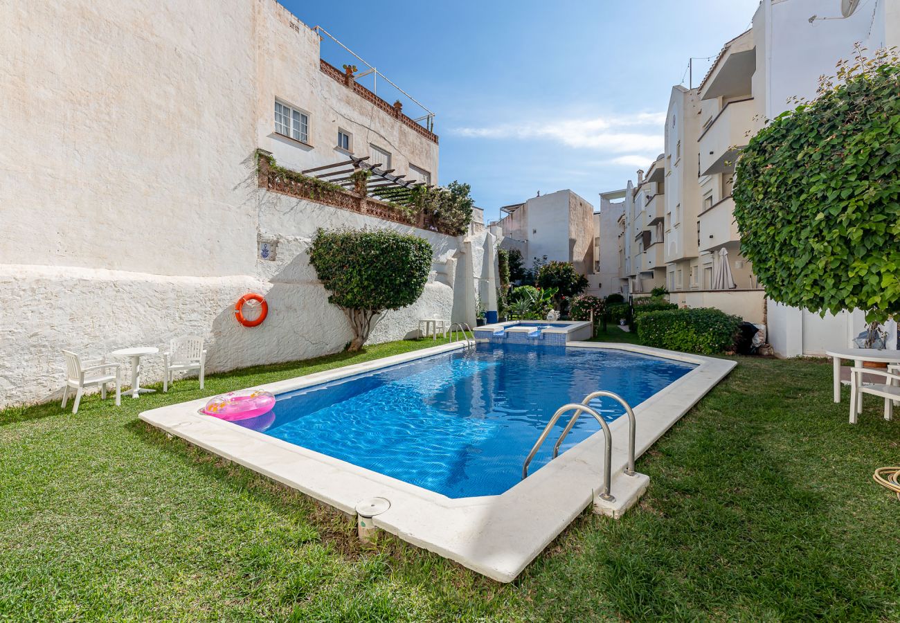 Apartment in Torremolinos - Apartment for 4 in La Carihuela with pool