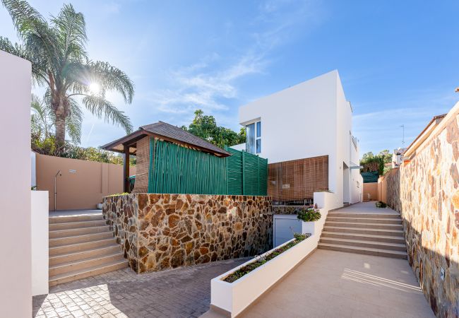 Villa in Torremolinos - Modern Villa in Playamar for 10 