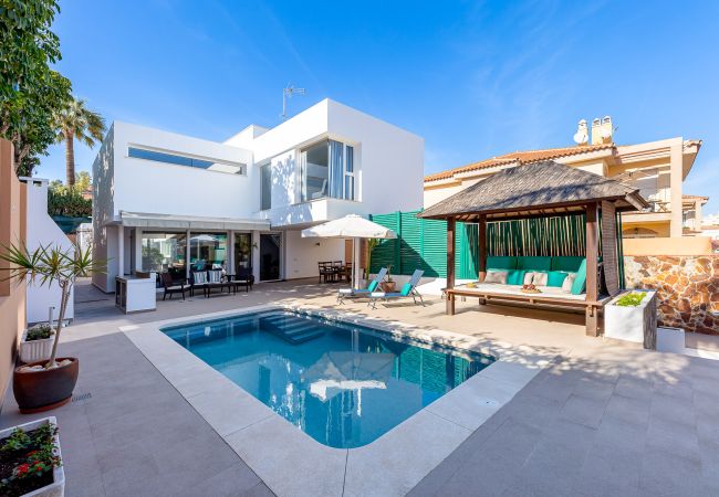 Villa in Torremolinos - Modern Villa in Playamar for 10 