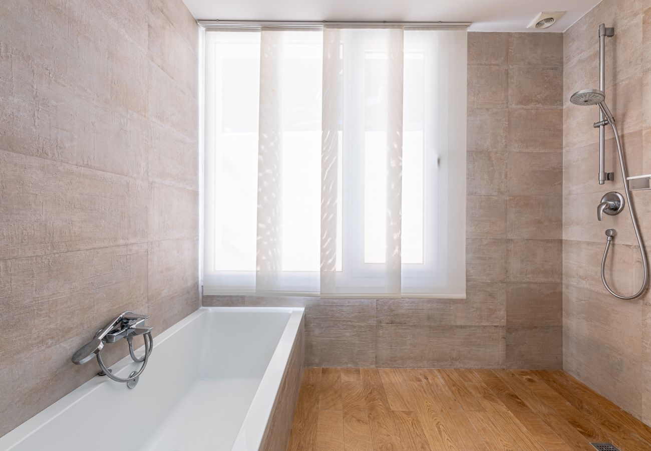 Villa in Torremolinos - Modern Villa in Playamar for 10 