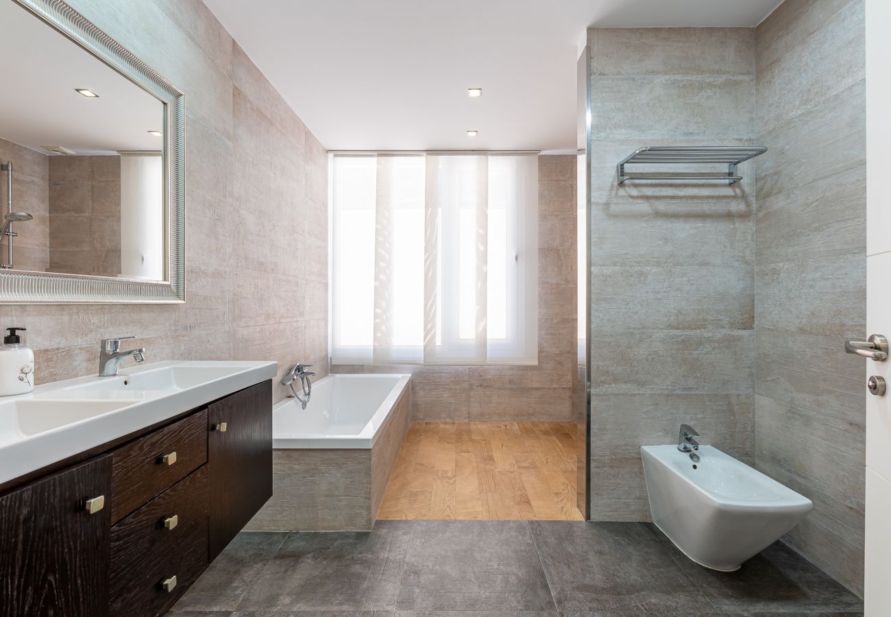Villa in Torremolinos - Modern Villa in Playamar for 10 
