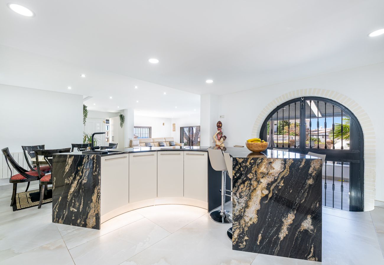 Villa in Fuengirola - Stylish villa in Benalmadena for 8